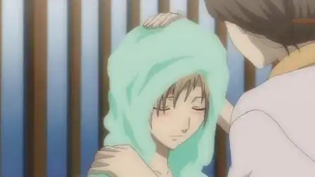 夏目友人帐:夏目衣服湿透,塔子阿姨怕他感冒,用毛巾帮他擦干