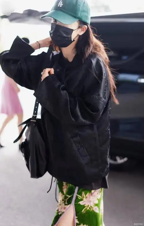 杨幂现在迷上了"新中式穿搭",走机场就爱穿它,意想不到的时髦