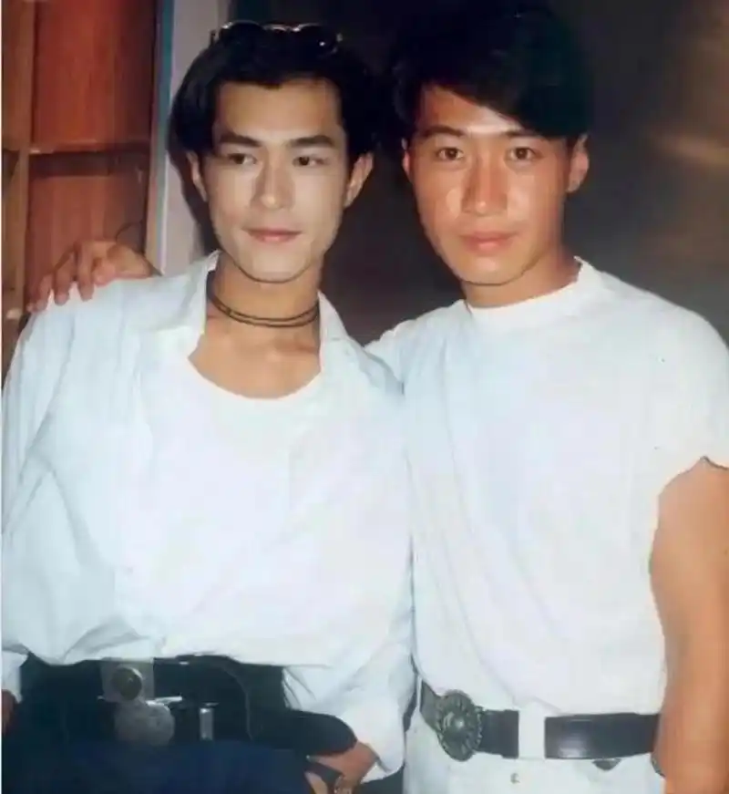 看看他和黎明的合照就清楚了.