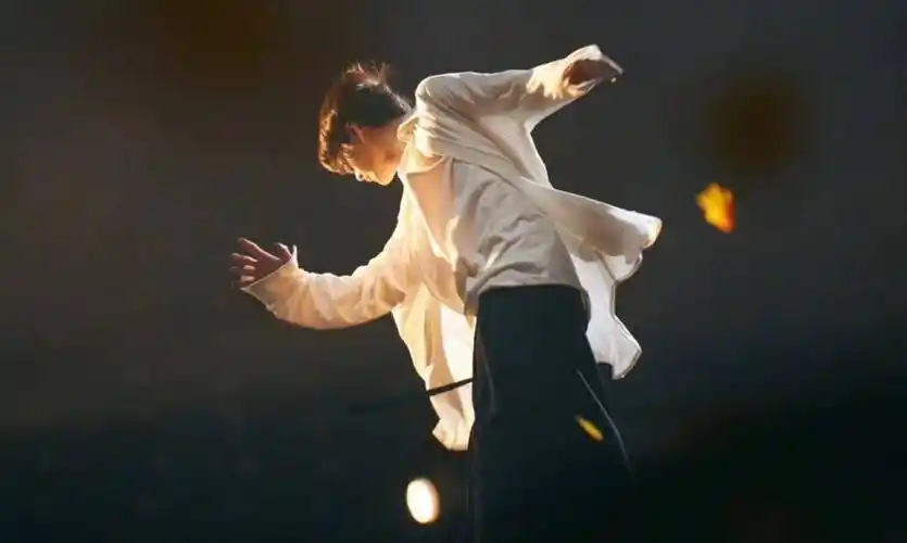 王一博现身河南春晚彩排,跳完现代舞后,没想到这次是古风舞_舞台_舞蹈