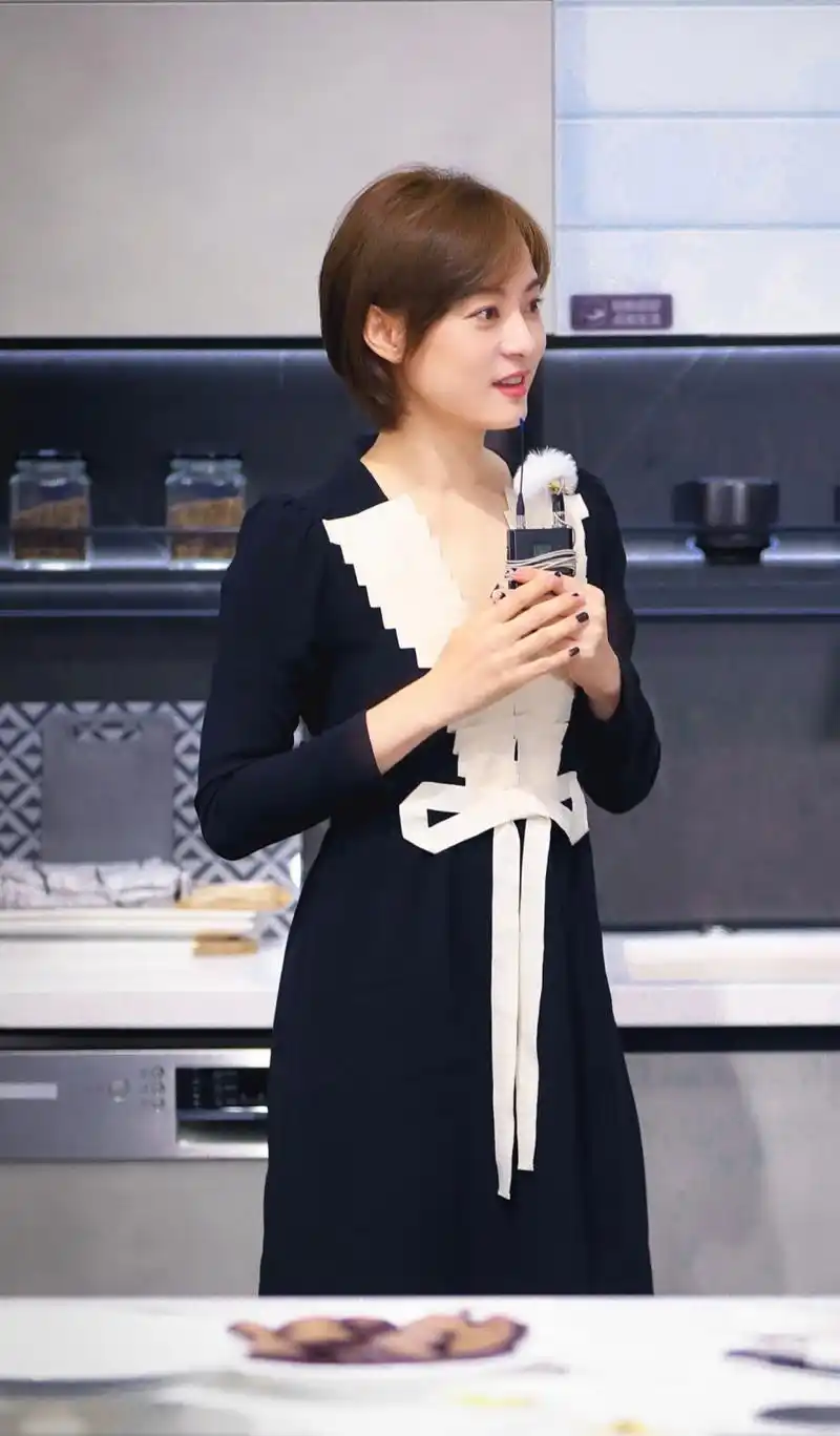 孙俪的时尚越来越难懂,穿经典小黑裙还不够,又搭上了羽毛针织衫