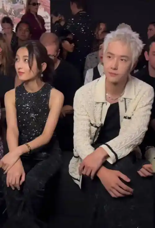 王一博张子枫同框看秀,两人穿了情侣裤,两人是顶奢品牌形象大使_合作