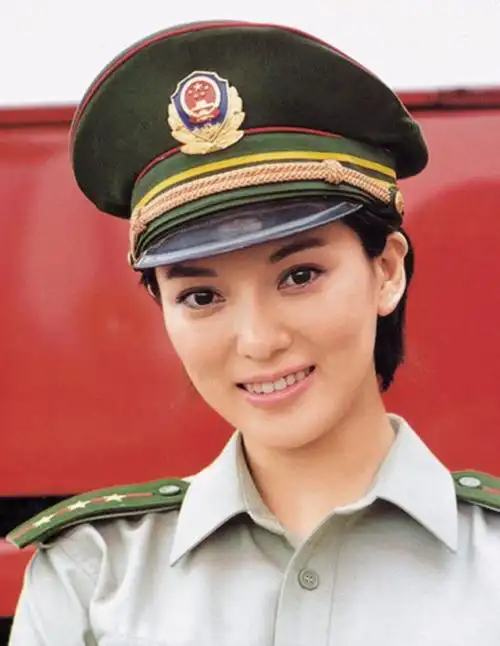 20大女星军装扮相貌美如花(图)|军花|殷桃|梅婷_新浪娱乐_新浪网
