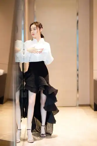 原创袁姗姗越来越漂亮了经典黑白配美回18岁纤腰长腿让人羡慕