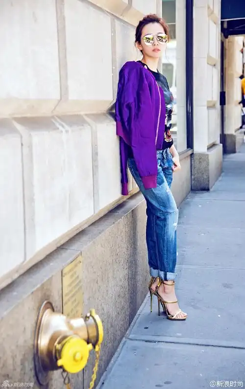 2016春夏女装周#【纽约|明星街拍】身着牛仔裤,立体猩猩头黑色t恤