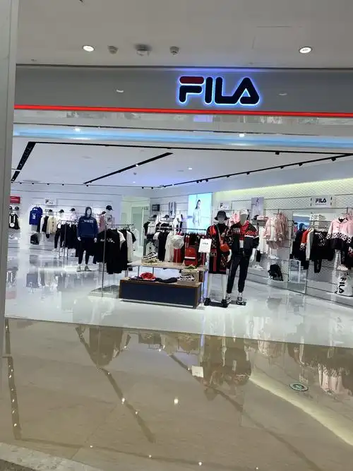 而且店面也是越来越大了,店里面之前看到的基本上都是女装,现在的话