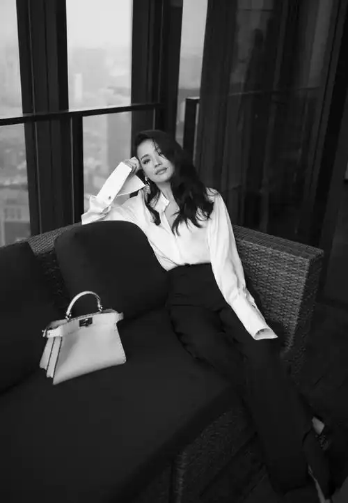 舒淇穿拖鞋上班太随性,背影却被拍成五五分,和宋丹丹同框似母女