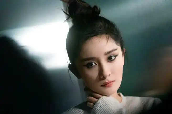 杨幂丸子头烟熏妆造型