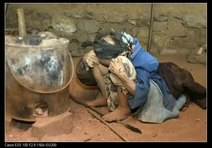 这是一组让人心痛的照片,这些在贫穷线上挣扎的人们,他们真实地活着