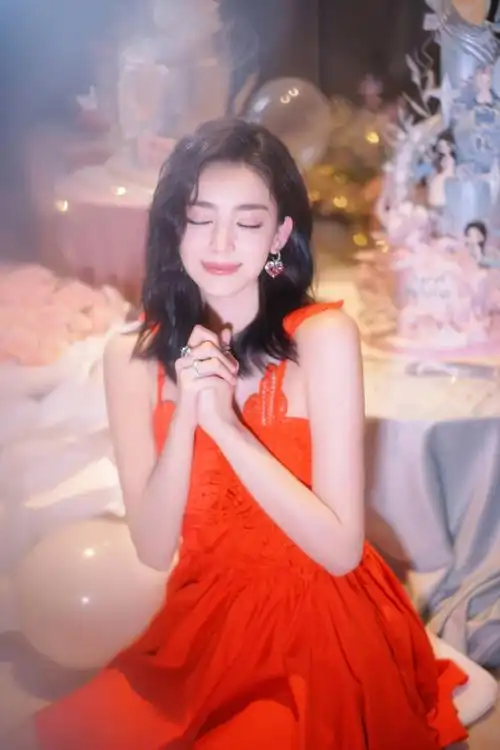 古力娜扎30岁生日现场照曝光,穿红裙开心许愿,笑靥如花仍如少女_腾讯
