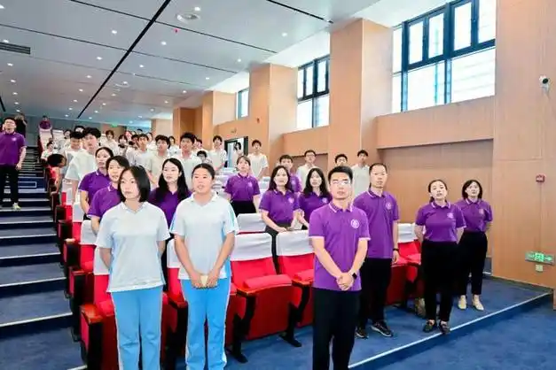 清华附中郑州学校初中部隆重举行2023届毕业典礼