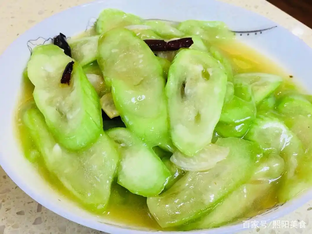 素炒丝瓜,一道简单的家常菜,想要色泽翠绿汤汁浓稠也不太容易