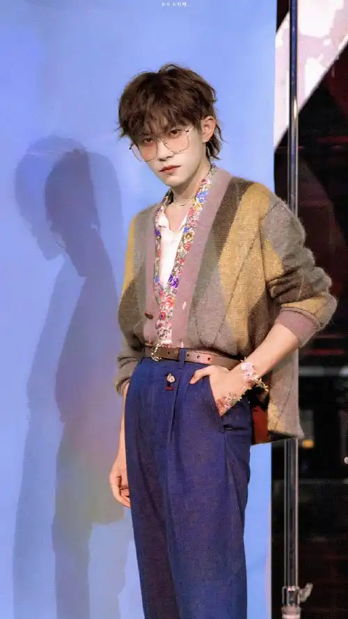 易烊千玺粉雾海