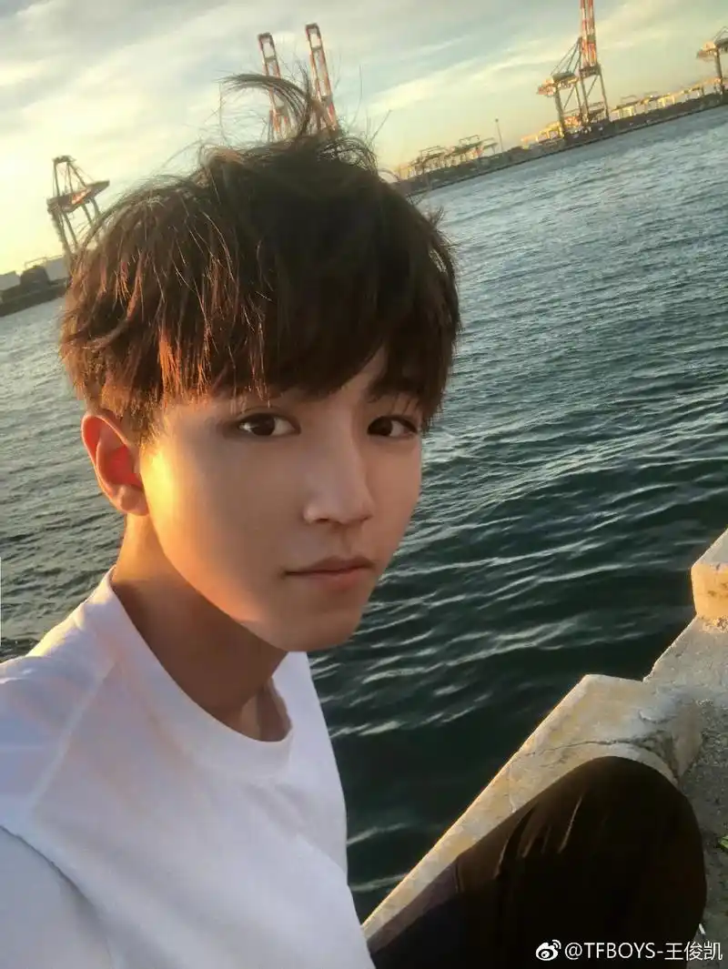 王俊凯 #王俊凯让人心动的n个瞬间 照片可以旧,话题必须跟 - 抖音