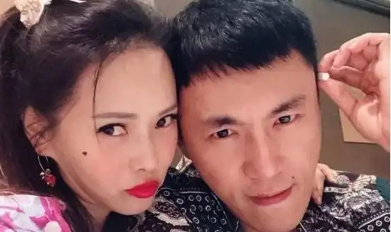 庾翰睿的父亲,也就是庾澄庆,在 2016 年也从新组建了自己的家庭,与张