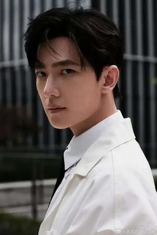 杨洋##明星化妆师##杨洋白色短裤##杨洋华伦天奴##杨洋纯白上装