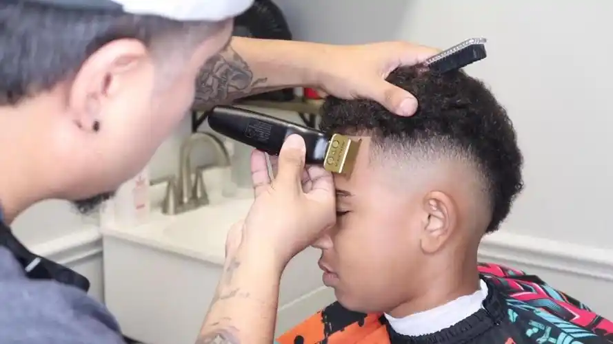 小男孩发型这样剪,两侧铲短就是不一样,真帅气