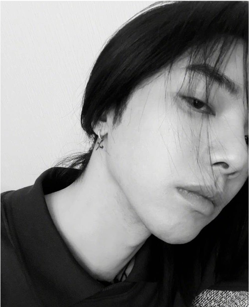 华晨宇深夜晒自拍金发配锁骨玫瑰花粉丝直夸好帅气