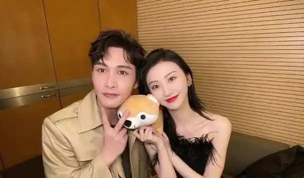 两人的互动也是超级有爱,活动上主持人问张彬彬:"电竞和女朋友哪个更