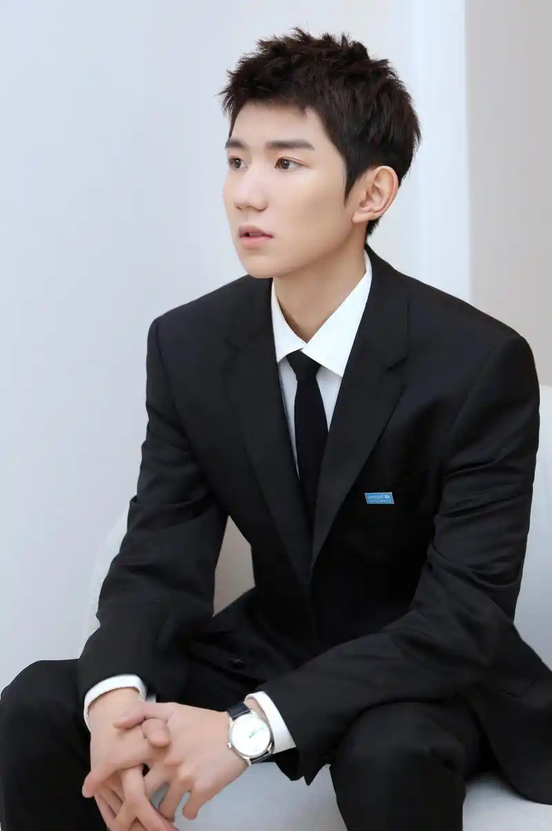 王源出席联合国大会 身着黑色西装成熟帅气