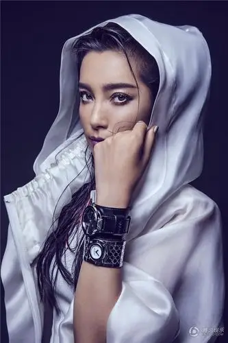 日前,李冰冰登上某时尚杂志10月封面,该组大片中的李冰冰烈焰红唇