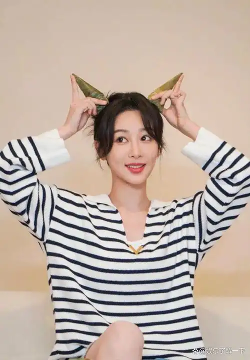 杨紫端午节晒粽子照,黑白条纹衬衫休闲舒适