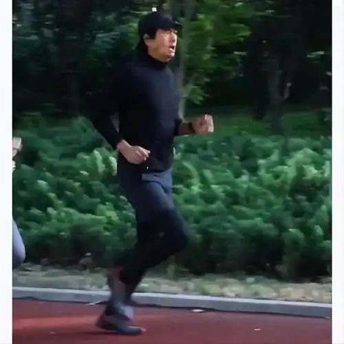 68岁周润发近照看着心酸手臂皮包骨全是疙瘩