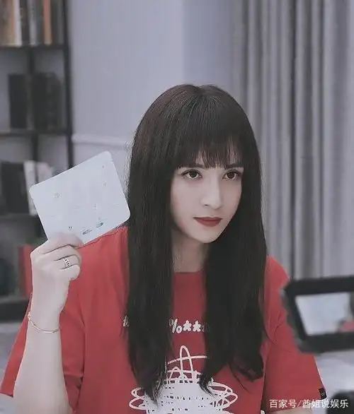 有时候,因为剧情需要,或者是在综艺节目中,男明星不得不男扮女装.