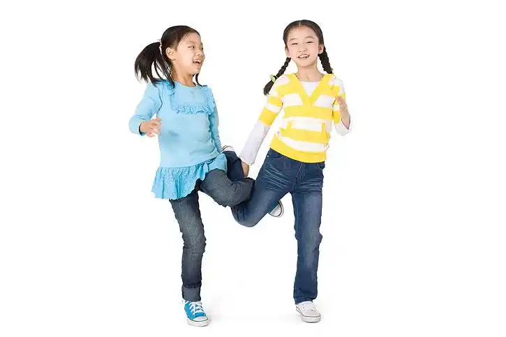 快乐的小男孩和小女孩跳舞