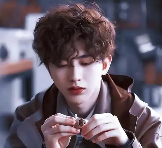 人前模范丈夫,人后美女坐腿,这4位表里不一的明星