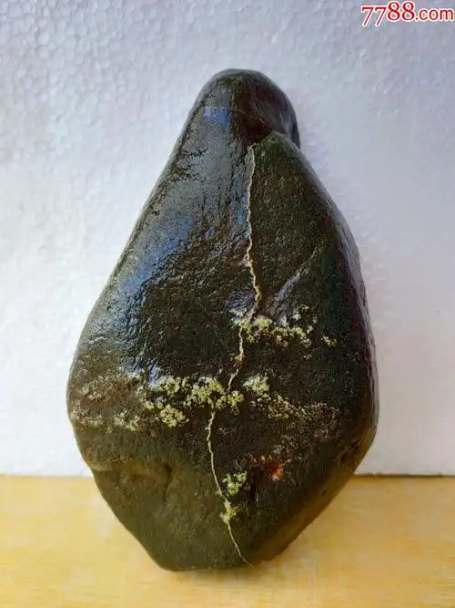 洛阳梅花石原石1079"亭亭玉立"(石型好,画面纯净)