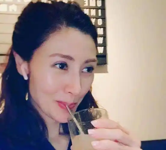 原创50岁李嘉欣近照曝光好气质也难掩老态网友女人还是胖点好