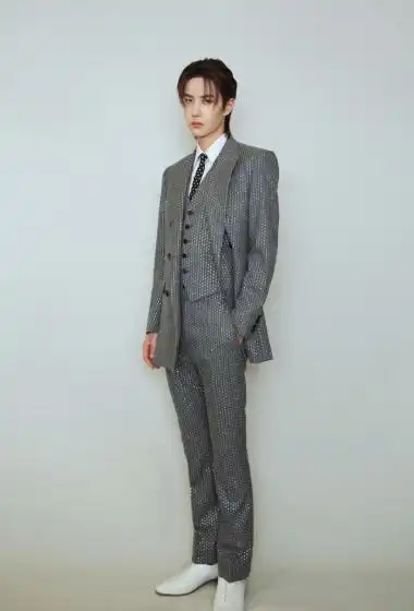 王一博灰色星光西装帅气图片77