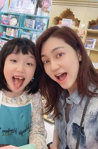 洪欣带女儿看亲子儿童剧 7岁张晞彤乖巧可爱