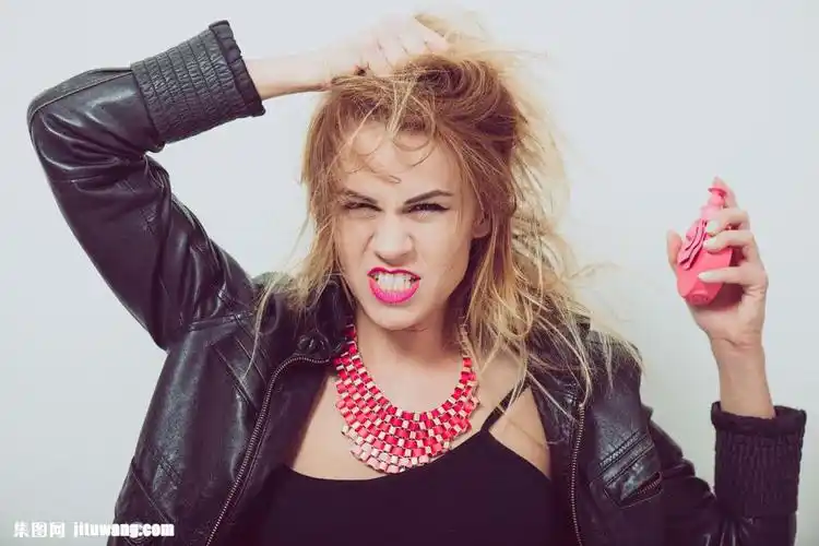 挠头发怒的女模特 图片素材下载-女性女人-人物图库