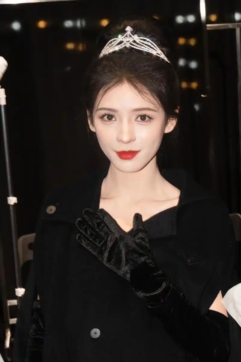 4月6日,张予曦发布了一组云南出游美照.照片中的张予曦身着黑色露腰上