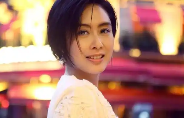 朱茵:养一条傻狗,住破屋开破车,活成外人眼中的一个"笑话"!