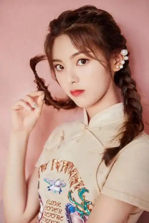 杨超越绝美热图写真黑色v领钻石裙妩媚迷人知性优雅