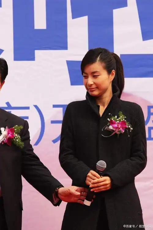 郭晶晶现身晚宴,穿黑裙没觉得多好看,但一同框气质就显出来了