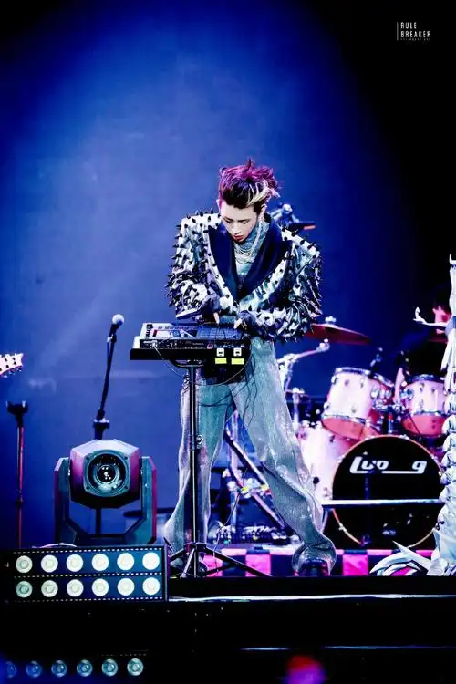 小鬼半面贴钻朋克妆##小鬼连唱12首给音乐节一点小震撼