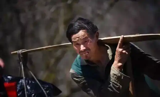 徽州汉子一根扁担挑黄山