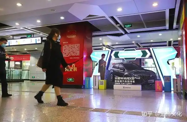 地铁站创意美陈展通上电后效果更加绚丽