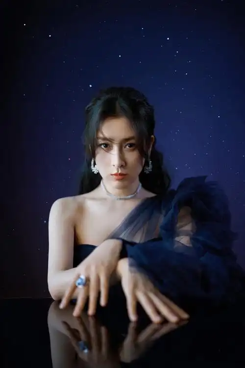 马苏透纱长裙亮相时尚盛典 获"年度时尚闪耀演员"奖项