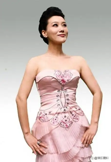 个子高挑的谭晶,中国军旅歌手第一美女,42岁依然身处巅峰