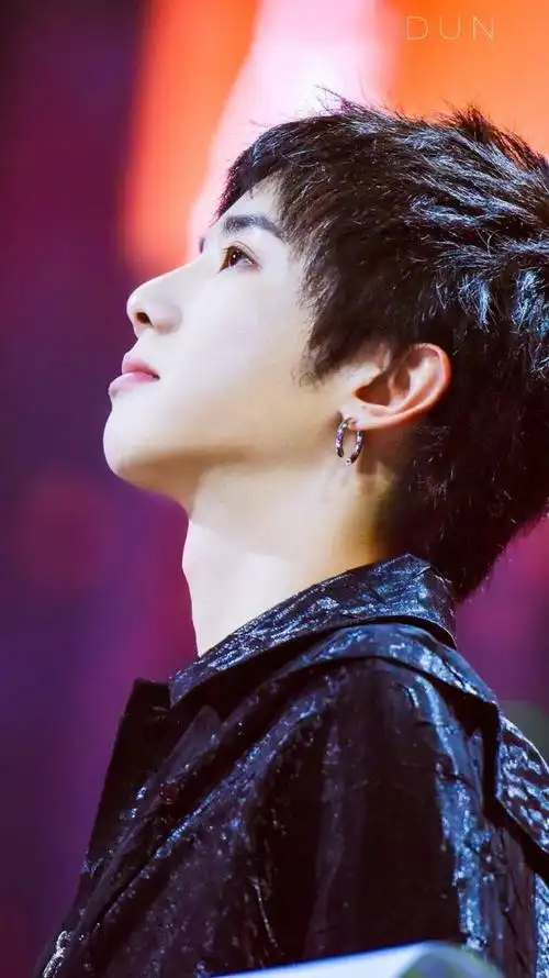 华晨宇 #2017华晨宇火星演唱会##华晨宇红色风暴来袭# 为什么你的眼里