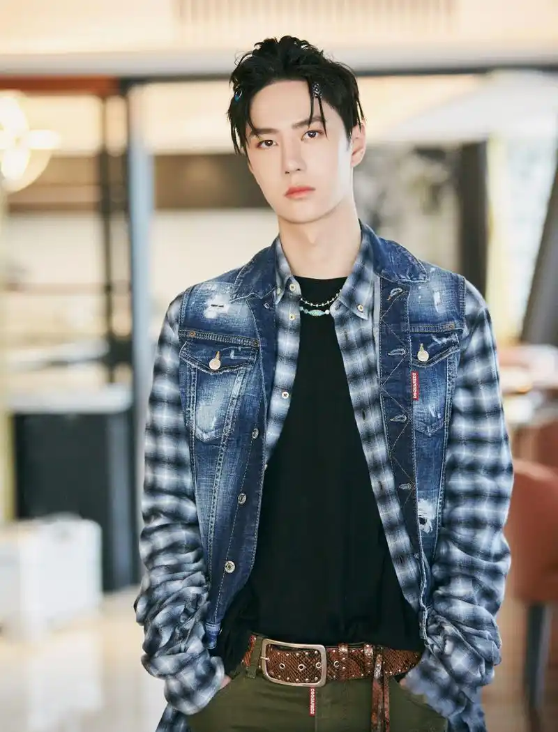 王一博# 蓝色格纹外搭牛仔夹克定格桀骜不羁,双腰牛仔裤玩转趣味潮流