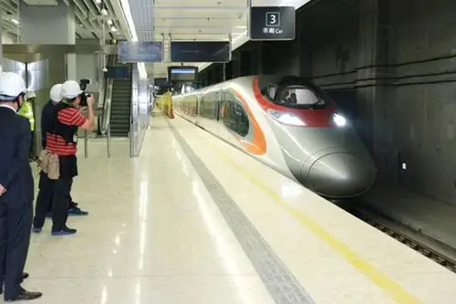 张晓明吁港青乘动感号感受国家发展:高铁好不好 坐坐就知道