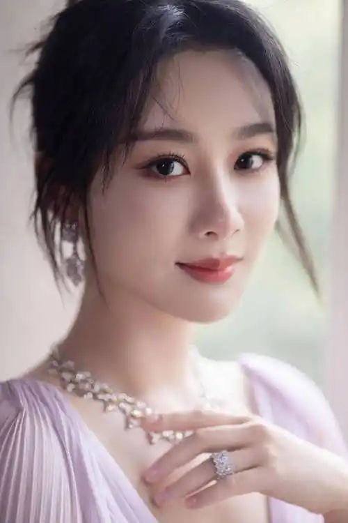 幽静淡紫魅影 杨紫淡紫色幻影纱长裙惊艳登场 仿佛走出了童话的世界