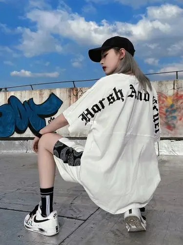 简约黑白配酷女孩夏季短袖短裤穿搭分享