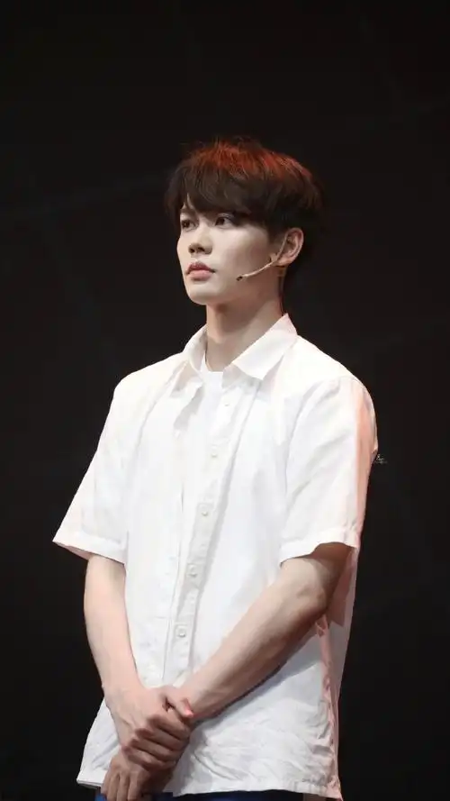 《我在时间尽头等你》7715分享一组小林同学的侧脸@林彦俊